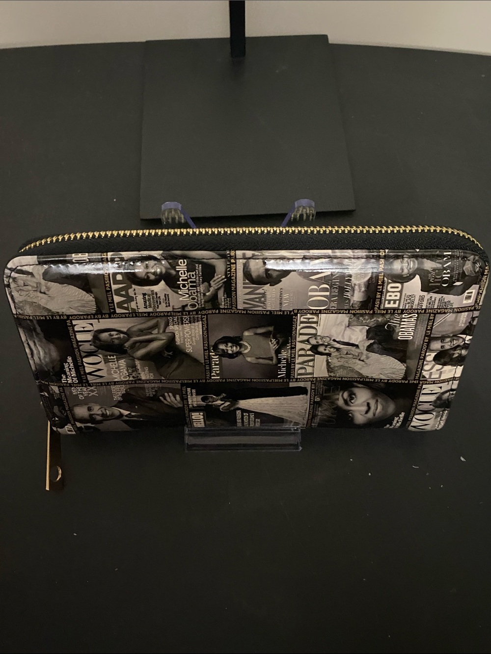 Black & White Obama’s Magazine-Print Zip Wallet - Women